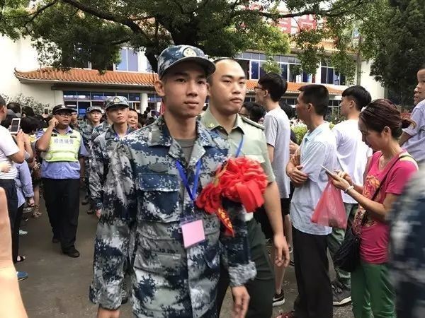 武磊重伤倒地，德布劳内全队围拢祈祷，场面感人的简单介绍